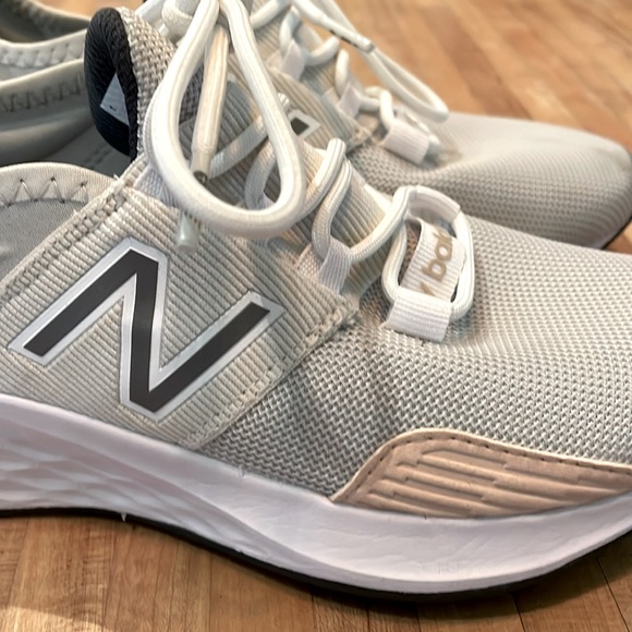 Women’s New Balance +Figs running shoes - Picture 4 of 8